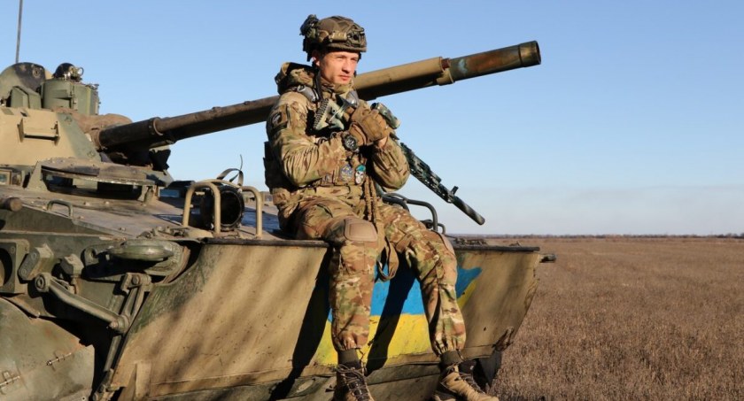 Zdjęcie żołnierza ukraińskiego siedzącego na czołgu/ Twitter.com ArmyInform