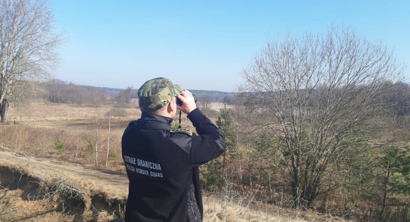 Funkcjonariusz straży granicznej przy polsko - białoruskiej granicy / Foto: SG