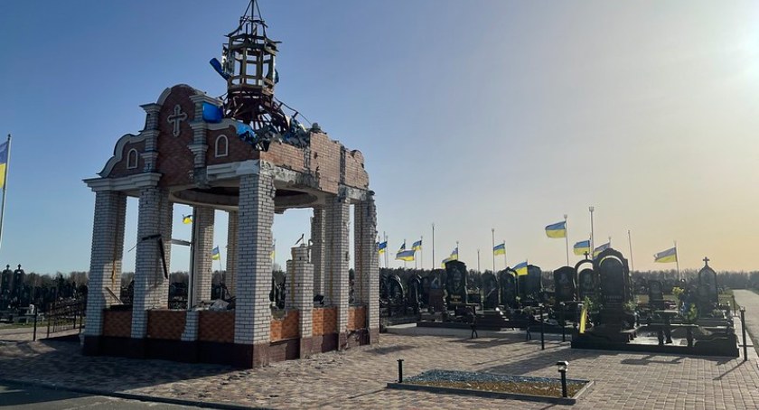 Zdjęcie zniszczonej cerkwi i cmentarza na Ukrainie/ Flickr.com Jeroen Akkermans