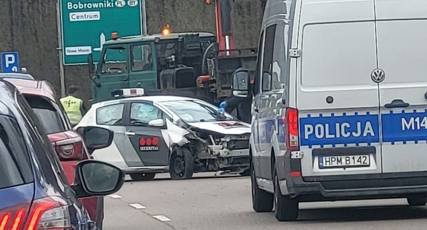 Zdjęcie z miejsca kolizji na ulicy Ciołkowskiego w Białymstoku/ Facebook Kolizyjne Podlasie