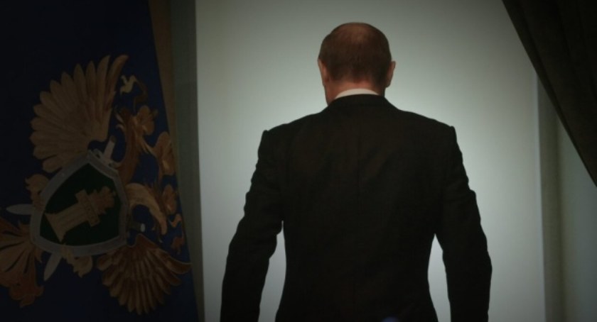 Zdjęcie Władimira Putina stojącego tyłem/ Twitter.com Ukrinform