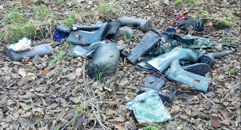 Zdjęcie rzeczy pozostawionych w Puszczy Białowieskiej przez nielegalnych migrantów / Foto: POSG