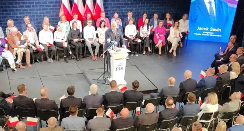 Zdjęcie wicepremiera Jacka Sasina na konwencji programowej PiS w Operze Podlaskiej/ DDB