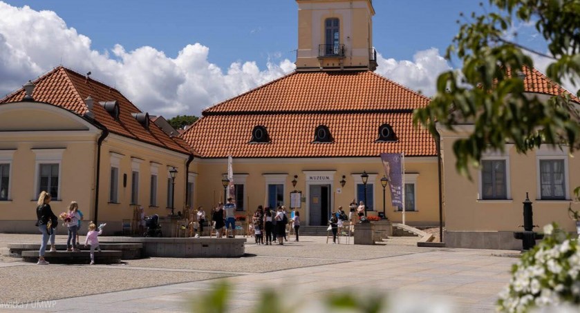 Zdjęcie Ratusza w Białymstoku w wiosennej scenerii/ podlaskie.eu