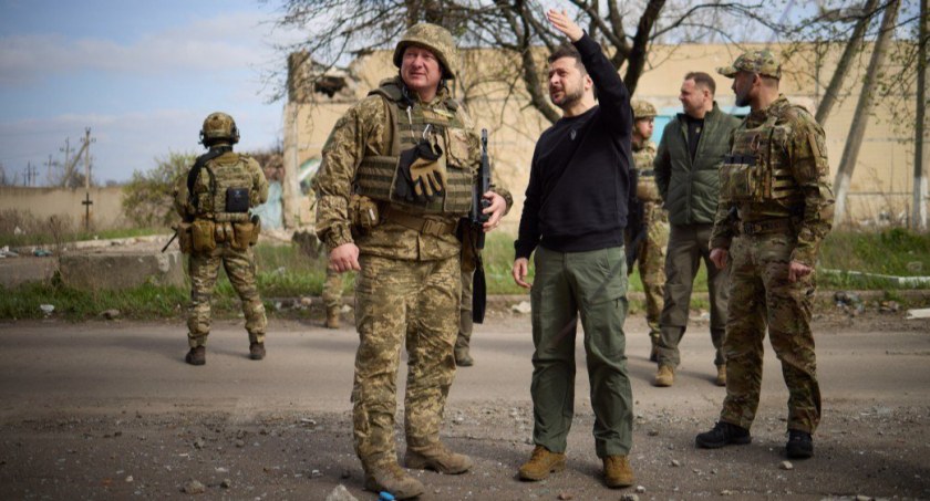 Zdjęcie prezydenta Zełeńskiego z ukraińskimi żołnierzami/ Twitter.com Defense of Ukraine