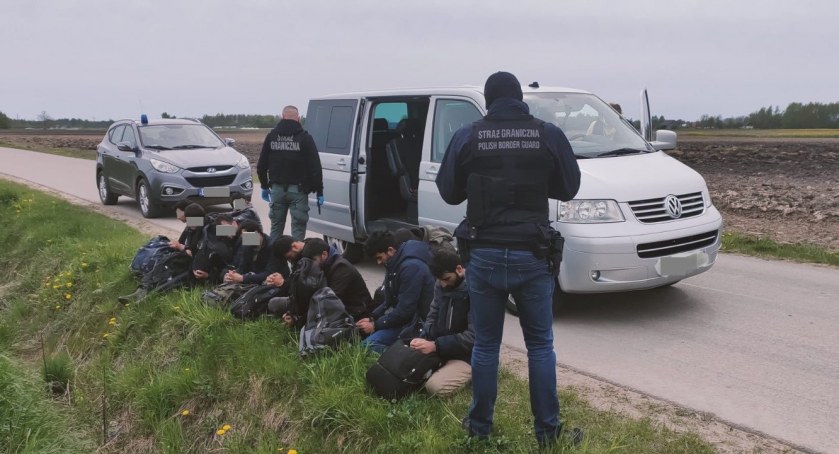 Zdjęcie zatrzymanych nielegalnych migrantów i funkcjonariuszy Straży Granicznej/ Twitter.com Straż Graniczna