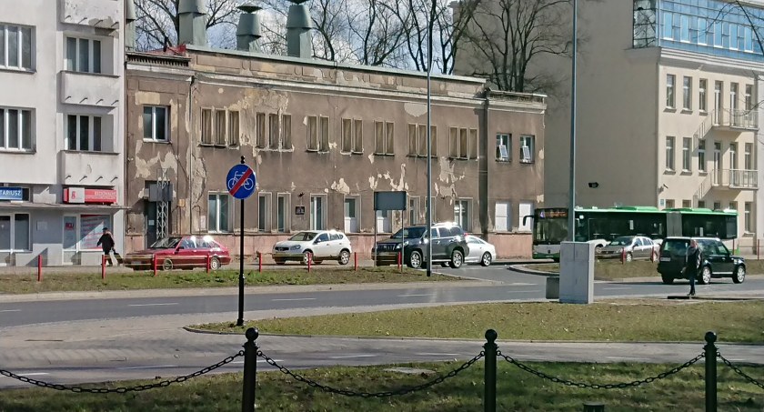 Zdjęcie budynku na ul. Branickiego 3, gdzie na tyłach mógłby być wybudowany parking/ DDB