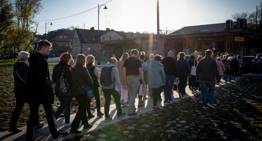 Zdjęcie uchodźców mieszkających w Białymstoku podczas spaceru po mieście/ OWOP