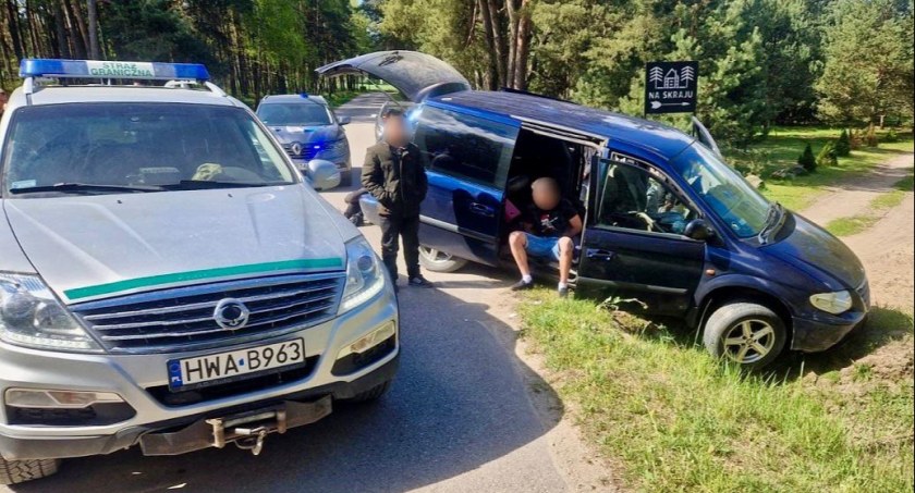 Zdjęcie z zatrzymania przemytnika i nielegalnych migrantów przez Straż Graniczną/ Twitter.com Straż Graniczna