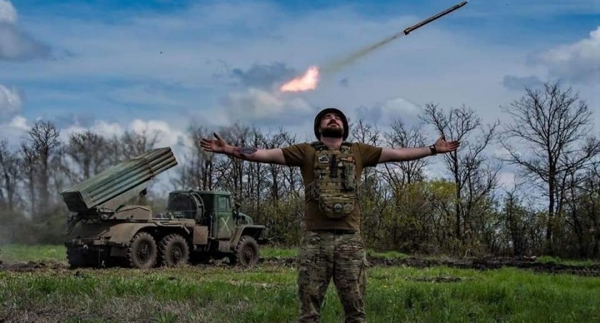 Zdjęcie ukraińskiego żołnierza przy strzelającym dziale/ Twitter.com Defense of Ukraine