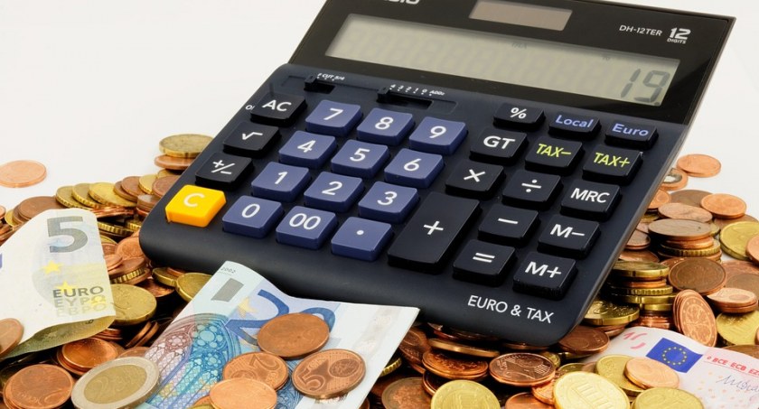 Zdjęcie kalkulatora leżącego na pieniądzach euro/ Pixabay.com