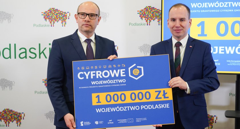 Zdjęcie marszałka województwa i wiceministra cyfryzacji trzymającego symboliczny czek na dofinansowanie usług cyfrowych w województwie podlaskim/ gov.pl/cyfryzacja