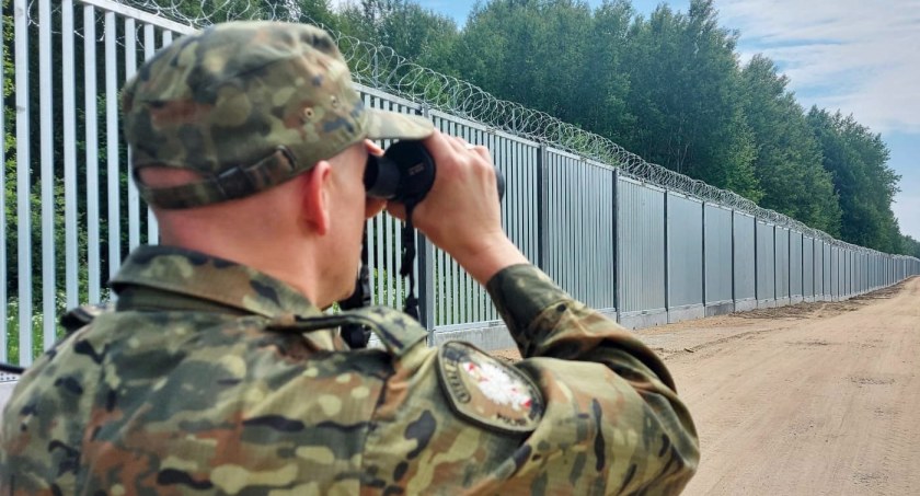 Polski funkcjonariusz podczas patrolu przy granicy z Białorusią / Foto: SG