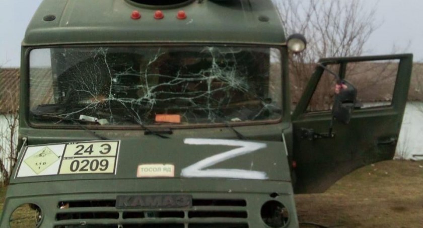 Zdjęcie rozwalonego rosyjskiego pojazdu na Ukrainie/ Twitter.com Defense of Ukraine