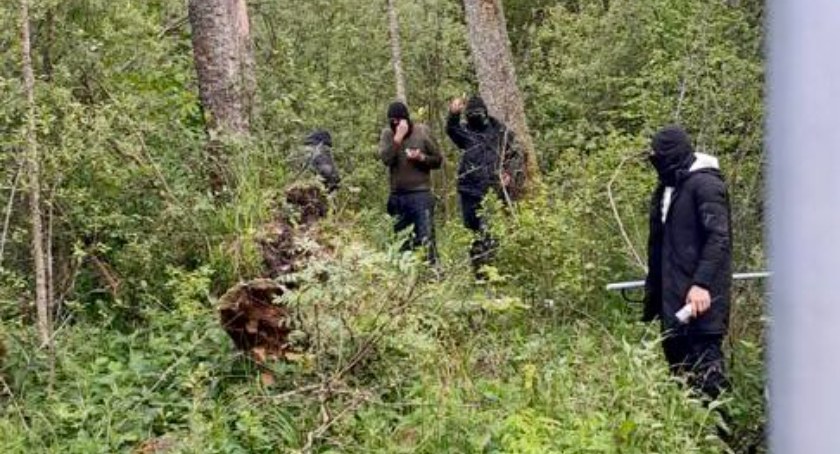 Mężczyźni w kominiarkach rzucali kamieniami w polskie patrole w okolicach Białowieży / Foto: SG