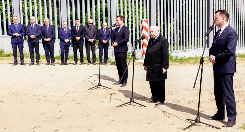 Zdjęcie Mariusza Błaszczaka i Jarosława Kaczyńskiego oraz podlaskich polityków pod zaporą na granicy polsko-białoruskiej/ podlaskie.eu