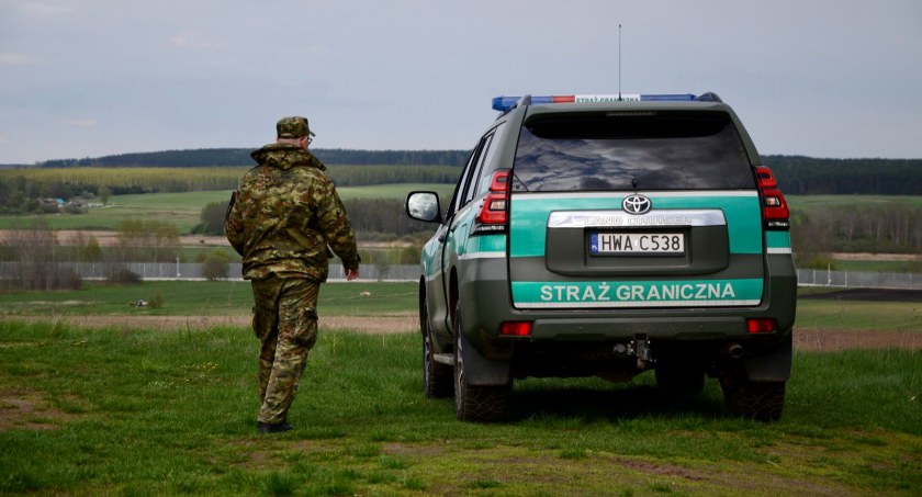 Zdjęcie strażnika granicznego przy samochodzie/ Twitter.com Straż Graniczna