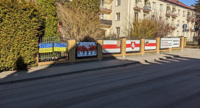 Zdjęcie płotu naprzeciwko Konsulatu Generalnego Białorusi w Białymstoku / Foto: DDB