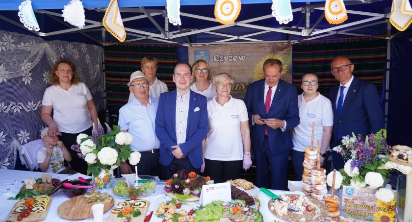 Zdjęcie wiceministra Adama Andruszkiewicza z uczestnikami zjazdu powiatowego Kół Gospodyń Wiejskich w Wysokiem Mazowieckiem