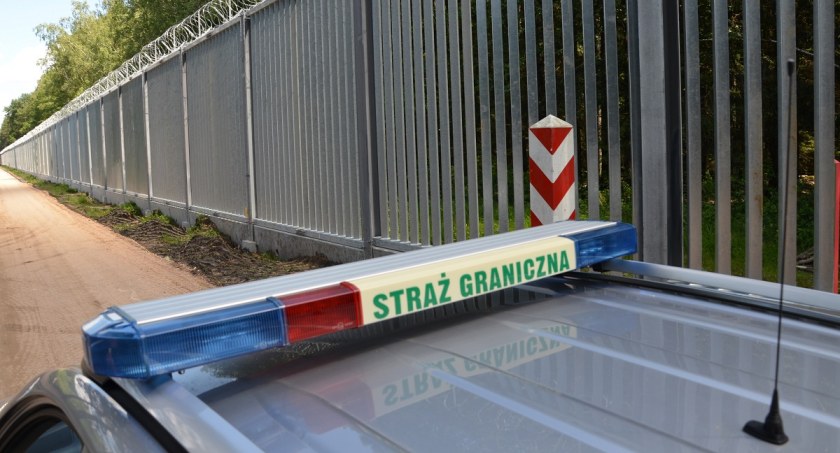 Zdjęcie pojazdu Straży Granicznej pod zaporą oddzielającą od Białorusi/ SG