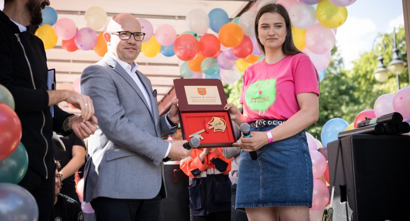 Zdjęcie marszałka Artura Kosickiego wręczającego symboliczny klucz do bram województwa podlaskiego studentom na rozpoczęcie Juwenaliów/ podlaskie.eu 