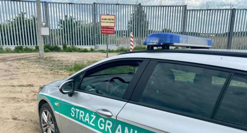 Zdjęcie pojazdu Straży Granicznej pod zaporą oddzielającą od Białorusi/ SG