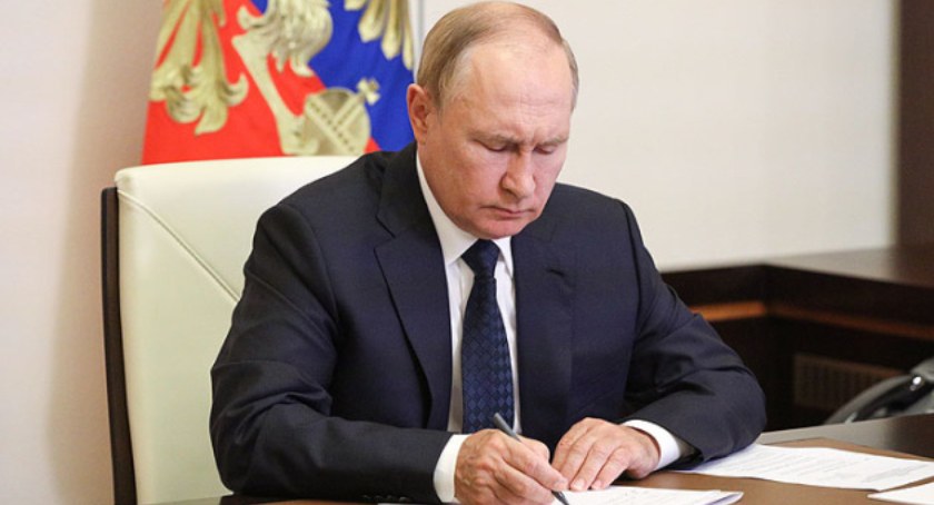 Zdjęcie Władimira Putina podpisującego dokument/ Twitter.com Ukrinform