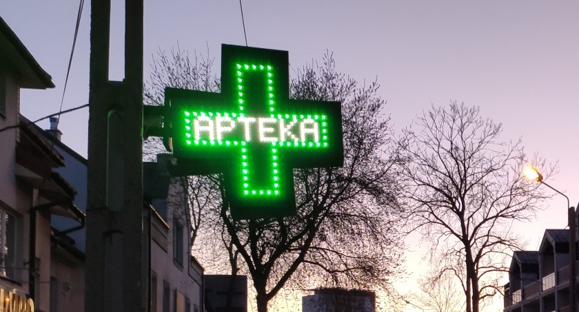 Zdjęcie neonu z napisem Apteka/ DDB