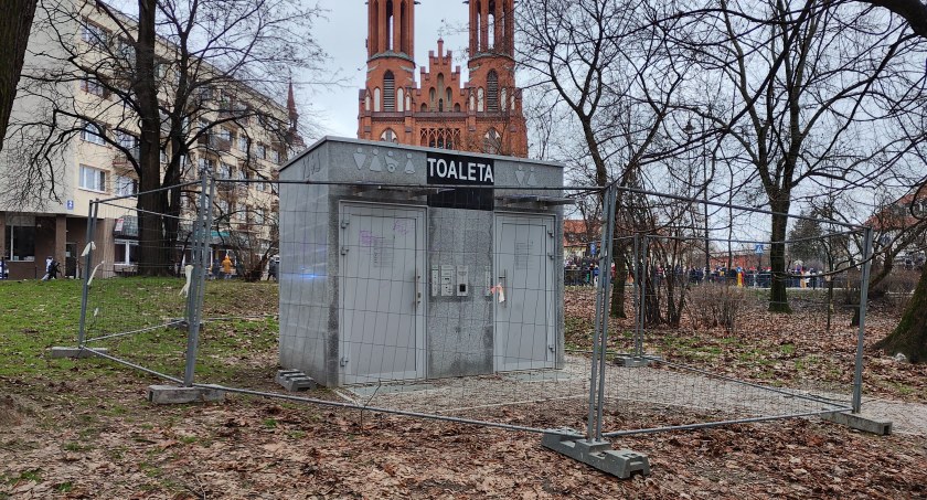Zdjęcie nieczynnego szaletu publicznego przy pałacowych ogrodach/ DDB