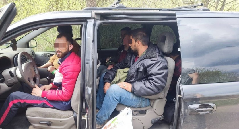 Zdjęcie nielegalnych migrantów w samochodzie/ SG