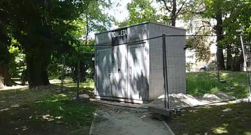 Zdjęcie szaletu miejskiego przy wejściu do Parku Planty/ DDB