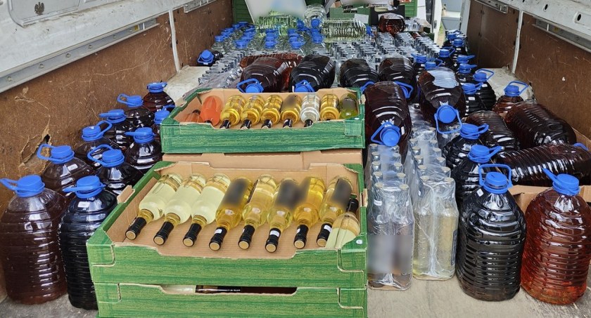 Zdjęcia zabezpieczonego alkoholu / Foto: KAS