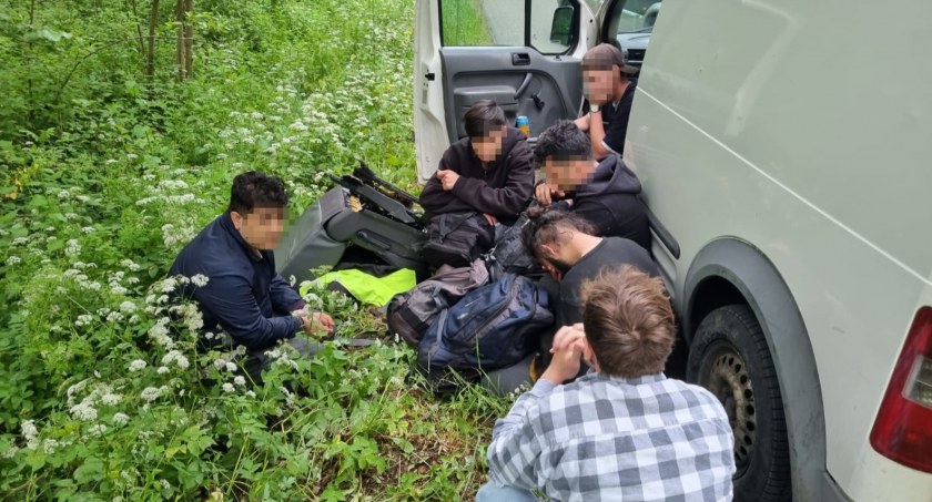 Zdjęcie zatrzymanych nielegalnych migrantów/ SG