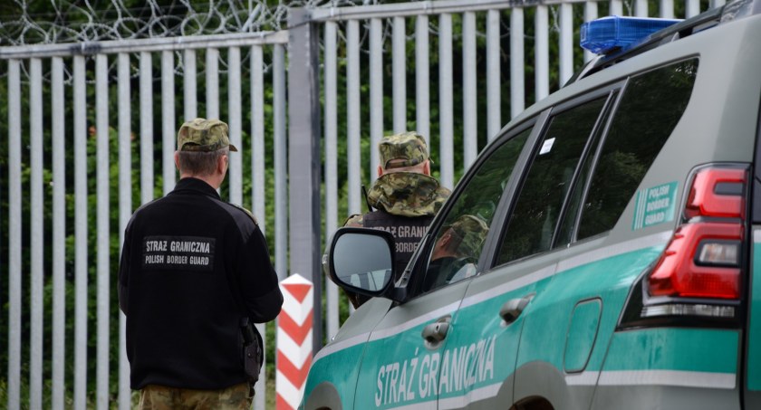 Zdjęcie strażników granicznych przy zaporze na granicy z Białorusią/ SG