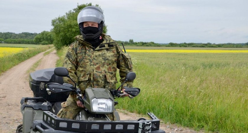 Polski strażnik graniczny patrolujący obszar przygraniczny / Foto: SG