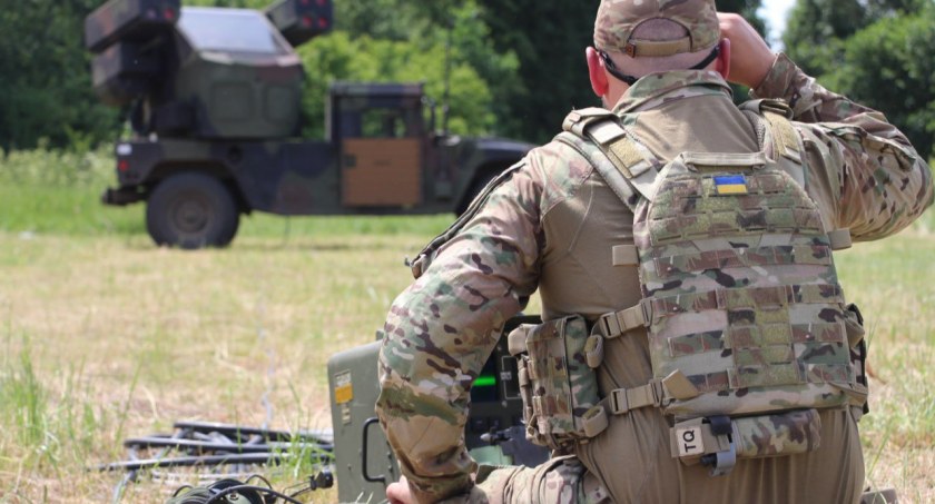 Zdjęcie ukraińskiego żołnierza przy dziale/ Twitter.com Defense of Ukraine