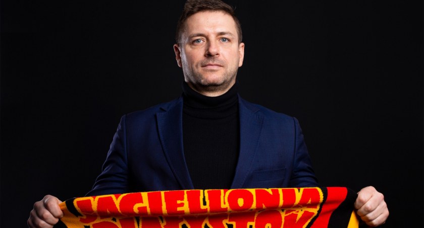 Zdjęcie Wojciecha Pertkiewicza trzymającego szalik Jagiellonii/ jagiellonia.pl