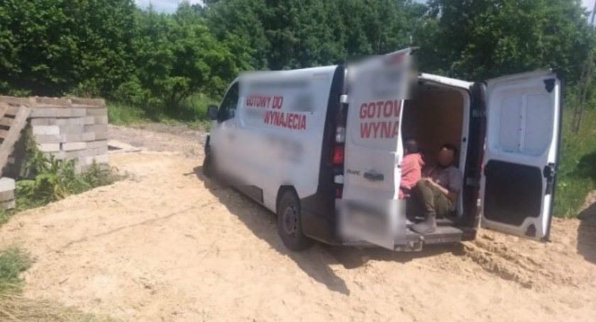 Zdjęcie zatrzymanego pojazdu, którym przewożeni byli nielegalni migranci/ Twitter.com Straż Graniczna