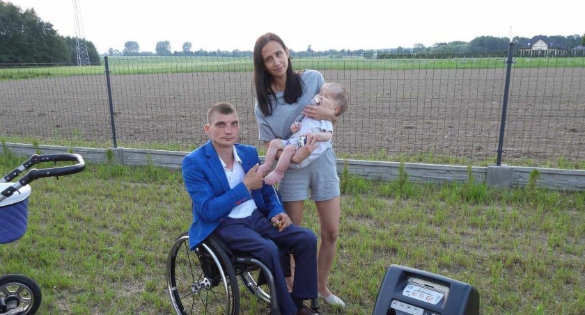 Na zdjęciu Tomasz Piesiecki, wiceprezes fundacji Megafon, wraz z Bogusiem i jego mamą