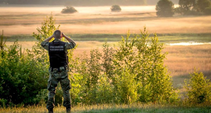 Zdjęcie polskiego strażnika granicznego, patrolującego obszar przy granicy z Białorusią / Foto:SG