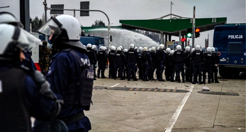 Zdjęcie policjantów na przejściu granicznym w Kuźnicy w listopadzie 2021 roku/ podlaska.policja.gov.pl