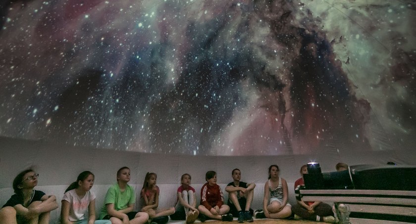 Zdjęcie wnętrza mobilnego planetarium / Foto: Piotr Molędzki, mat. pras.