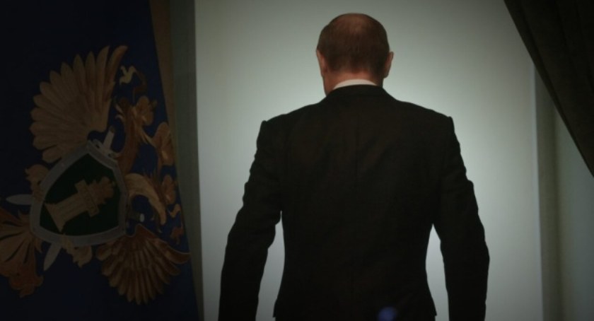 Zdjęcie Władimira Putina stojącego tyłem/ Twitter.com Ukrinform