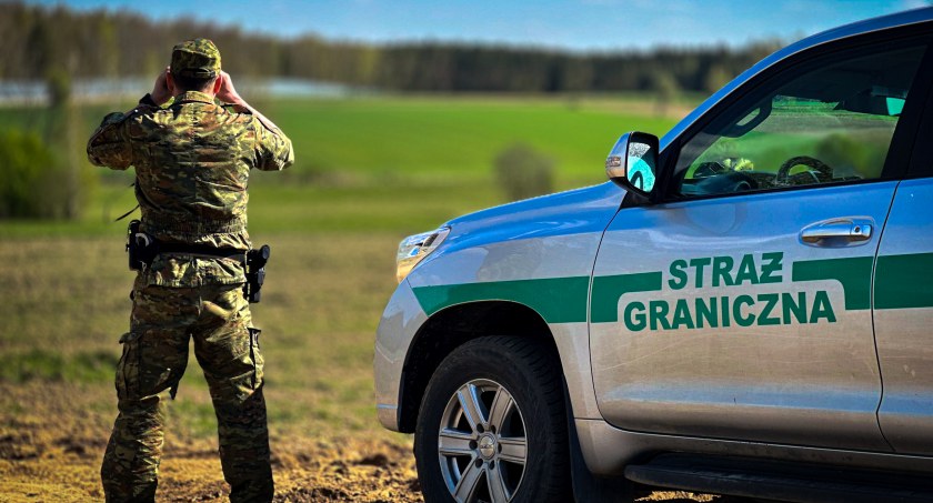 Zdjęcie strażnika granicznego patrzącego przez lornetkę/ Straż Graniczna