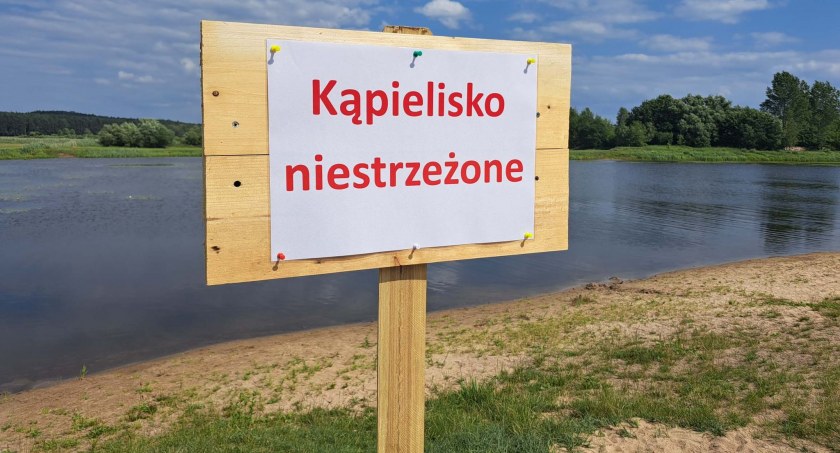 Zdjęcie tabliczki na plaży w Supraślu/ UM w Supraślu