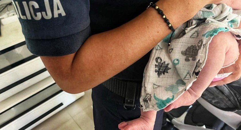 Zdjęcie policjantki trzymającej dziecko/ podlaska.policja.gov.pl