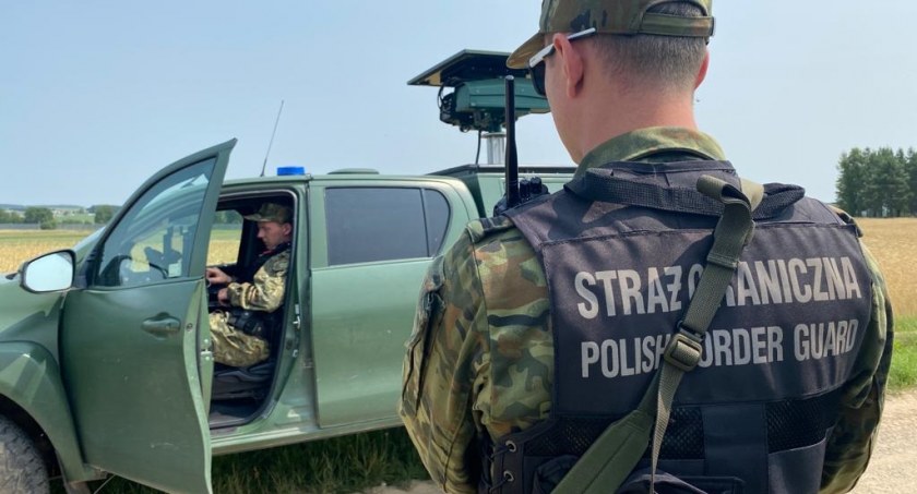 Zdjęcie strażników granicznych przy pojeździe służbowym/ Twitter.com Straż Graniczna