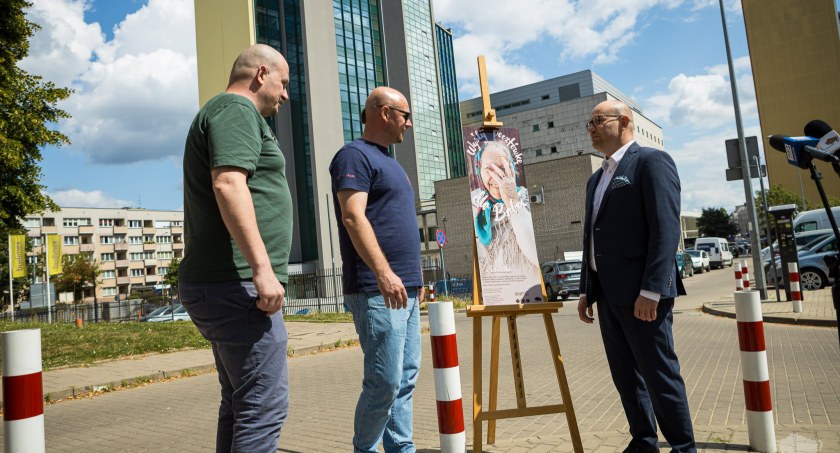 Zdjęcie od lewej: Cezary Chwicewski, Jędrzej Dondziło, Artur Kosicki z projektem muralu z Babcią Eugenią/ podlaskie.eu