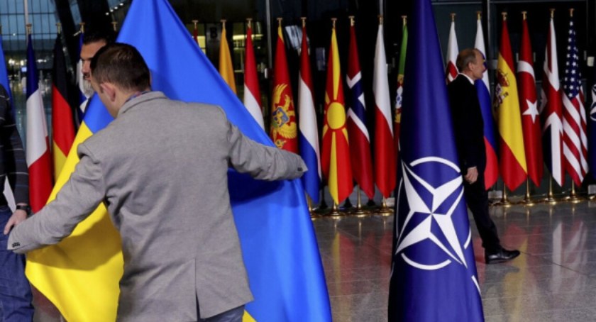 Zdjęcie rozwieszanej flagi ukraińskiej na szycie NATO w Wilnie/ Twitter.com Ukrinform