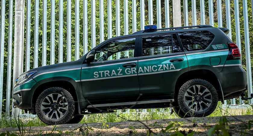 Zdjęcie pojazdu Straży Granicznej pod zaporą oddzielającą od Białorusi/ SG